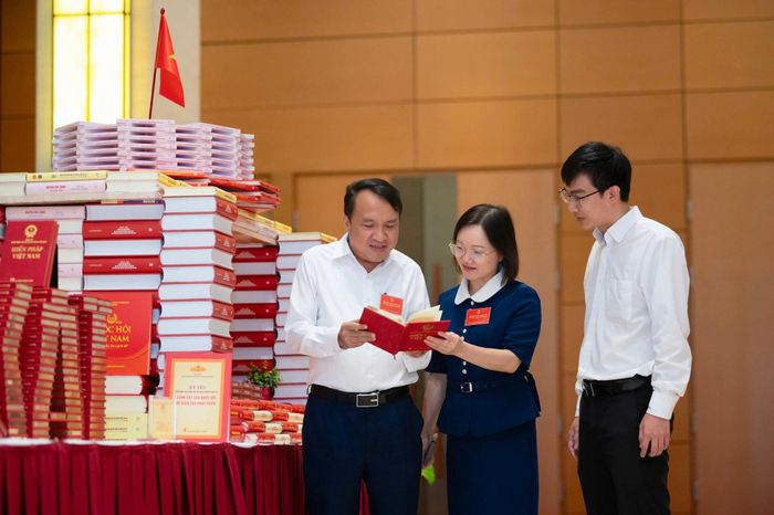 Các đại biểu Đoàn Nghệ An tham quan triển lãm bên lề Diễn đàn. Ảnh: Phạm Thắng