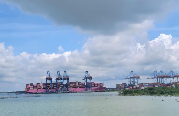 Tàu hàng quốc tế đang neo đậu tại khu vực cảng Cái Mép để bốc dỡ các thùng container. Ảnh: Quang Phương