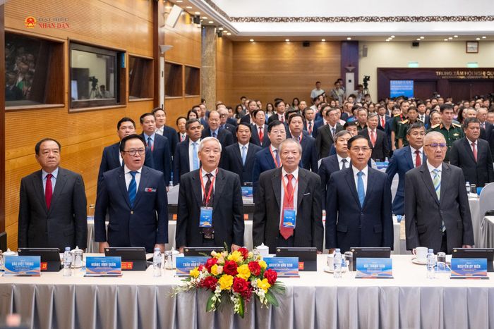 Các đại biểu thực hiện nghi lễ chào cờ