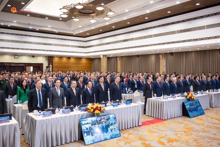 Tổng Bí thư, Chủ tịch nước Tô Lâm và các đại biểu thực hiện nghi lễ chào cờ