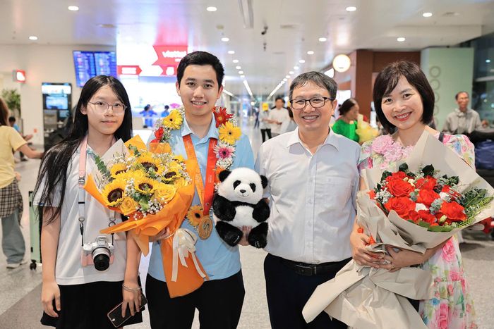 Nhật Nam cùng gia đình. Ảnh: NVCC