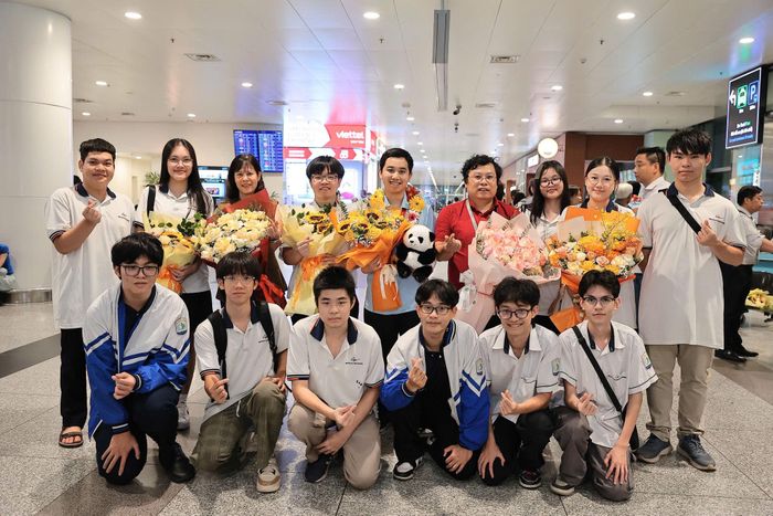 Nhật Nam (thứ 5 từ trái qua, hàng sau) cùng các bạn 12 Toán 1 và thầy chủ nhiệm Trương Trọng Khánh. Ảnh: NVCC