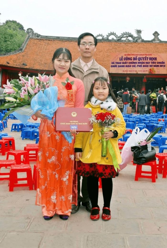 Thảo Trâm góp mặt tại lễ bảo vệ luận án tiến sĩ, rồi lễ nhận chức danh phó giáo sư của mẹ. Ảnh: NVCC