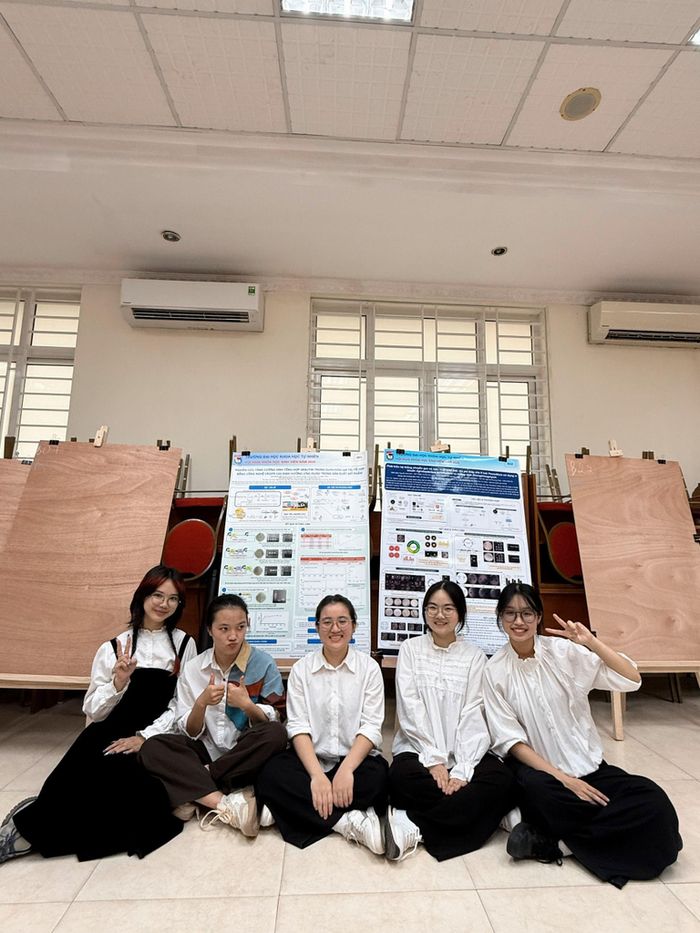 Nguyễn Vũ Thảo Trâm (thứ 2 từ phải qua) thay đổi phương pháp học, chủ động học nhóm, trao đổi với bạn bè có cùng mục tiêu, từng bước thích nghi với môi trường đại học. Ảnh: NVCC