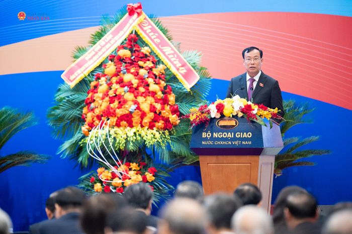 Chủ nhiệm Ủy ban Quốc phòng, An ninh và Đối ngoại, Thượng tướng Lê Tấn Tới trình bày tham luận tại Hội nghị