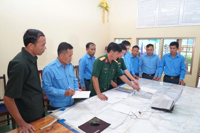 Đội K90 đối chiếu thông tin, rà soát các vị trí đào tìm trong giai đoạn mùa khô 2025-2026. Ảnh: Đội K90 cung cấp