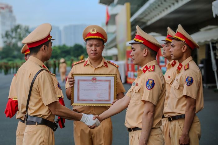 Cán bộ, chiến sĩ đã thực hiện các nội dung kiểm tra