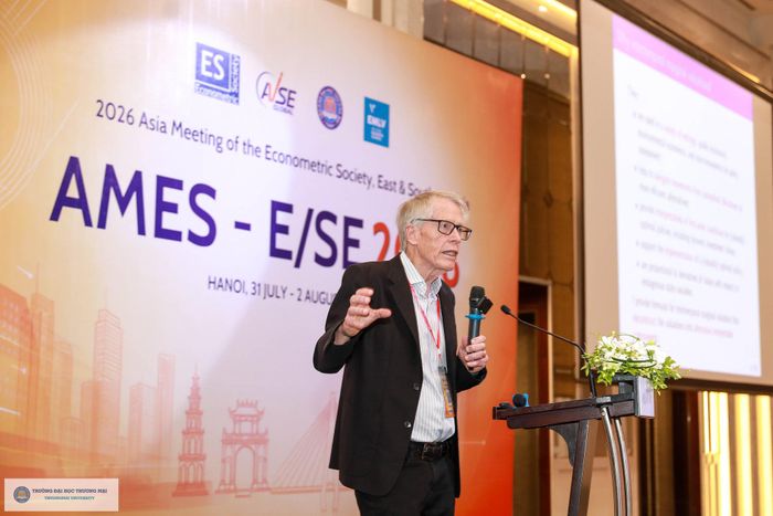 Giáo sư Lars Peter Hansen (Đại học Chicago) - Chủ nhân giải Nobel Kinh tế năm 2013 trình bày bài giảng mang tên nhà kinh tế học huyền thoại Amartya Sen tại AMES 2026. Ảnh: TMU