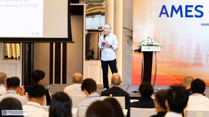 Các nhà khoa học quốc tế chia sẻ tại Hội nghị. Ảnh: TMU