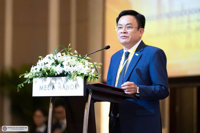 PGS.TS Nguyễn Hoàng, Hiệu trưởng Trường Đại học Thương mại chia sẻ tại Hội nghị. Ảnh: TMU