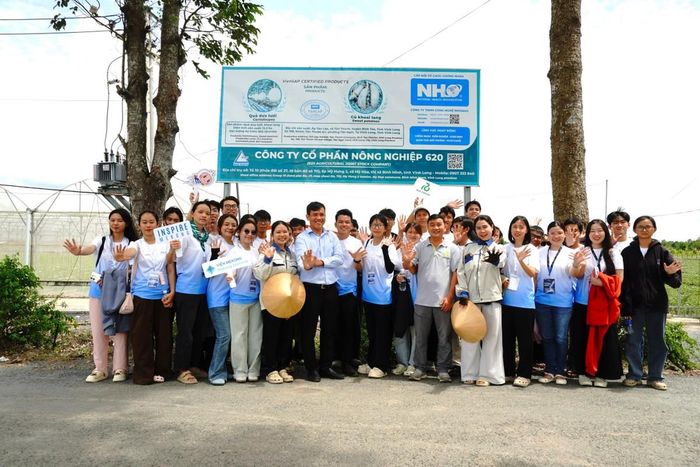 Các đội tham quan thực tế tại các hợp tác xã, doanh nghiệp đối tác của chương trình. Ảnh: MSD - United Way Việt Nam