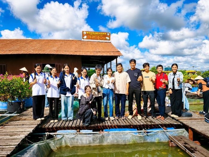 Các đội tham quan thực tế tại các hợp tác xã, doanh nghiệp đối tác của chương trình. Ảnh: MSD - United Way Việt Nam
