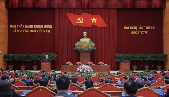 Phiên bế mạc hội nghị Trung ương ba khóa 14, chiều 24/7. Ảnh: VGP.