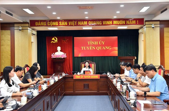 Đồng chí Lê Thị Kim Dung, Phó Bí thư Thường trực Tỉnh ủy, Trưởng Đoàn đại biểu Quốc hội tỉnh Tuyên Quang tại điểm cầu Tuyên Quang. Ảnh BTQ