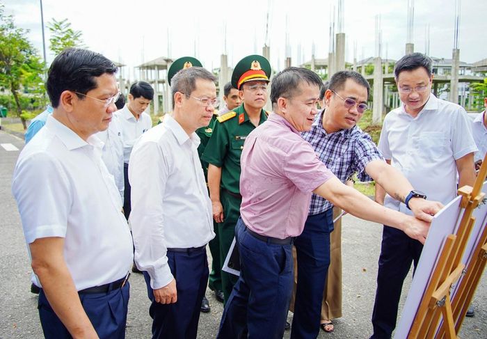 Lãnh đạo thành phố trực tiếp đến hiện trường nhiều dự án để kiểm tra, lắng nghe khó khăn và chỉ đạo tháo gỡ vướng mắc cho doanh nghiệp.