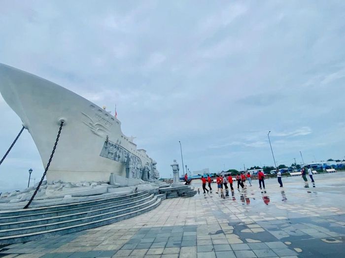 Tượng đài kỷ niệm chuyến tàu tập kết ra Bắc năm 1954 tại Sông Đốc là "địa chỉ đỏ" giáo dục truyền thống cách mạng ở Cà Mau - Ảnh: B.Minh