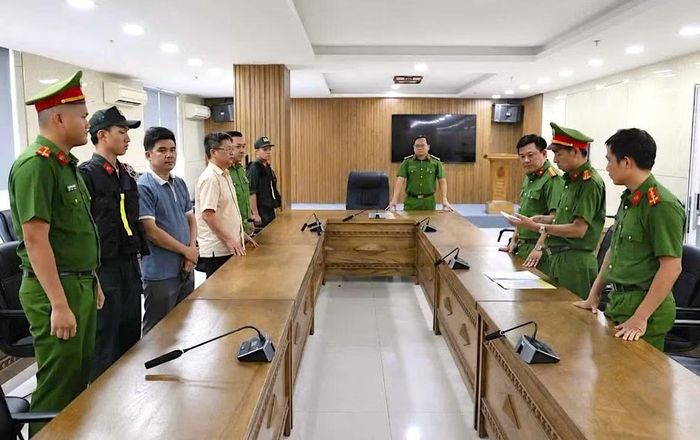 Cơ quan CSĐT Công an TP Đà Nẵng tống đạt quyết định bắt tạm giam 2 đối tượng trong đường dây mua bán trái phép hóa đơn GTGT.