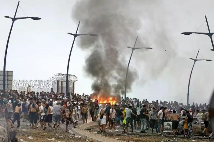Khung cảnh lộn xộn ở thị trấn Fnideq của Morocco gần biên giới Ceuta ngày 31/7. Ảnh: GettyImages/CNN