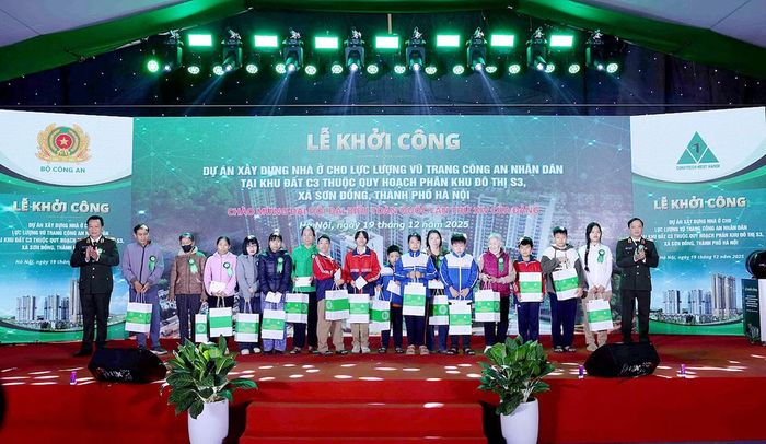 Thứ trưởng Đặng Hồng Đức; Thiếu tướng Hà Văn Tuyên, Cục trưởng Cục Quản lý xây dựng và doanh trại trao quà tặng nhân dân địa phương tại lễ khởi công dự án nhà ở CBCS CAND (xã Sơn Đồng, TP Hà Nội, ngày 19/12/2026).