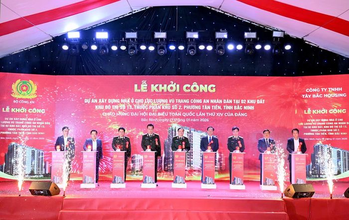 Thứ trưởng Đặng Hồng Đức và các đại biểu thực hiện nghi thức khởi công dự án nhà ở CBCS CAND tại Bắc Ninh, ngày 17/1/2026.