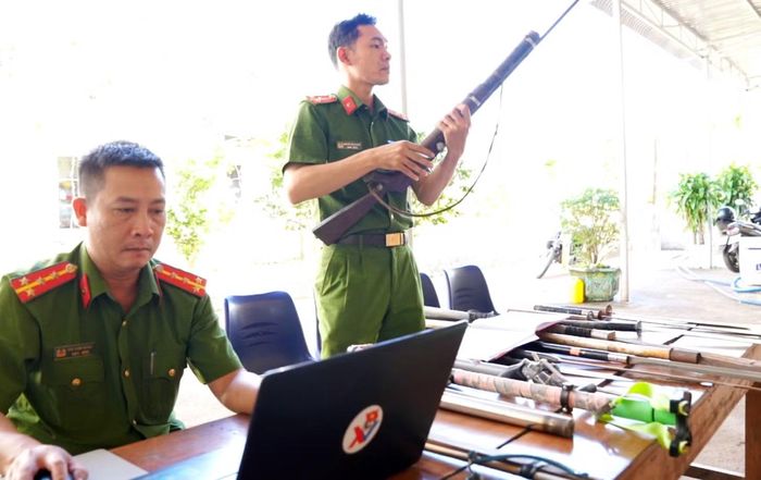 Qua triển khai mô hình, Công an xã Ia Nan đã thu giữ được nhiều vũ khí, vật liệu nổ và công cụ hỗ trợ.