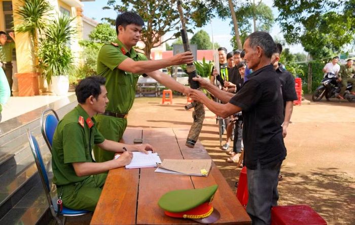 Nhiều người dân đến trụ sở Công an xã Ia Nan giao nộp vũ khí, vật liệu nổ và công cụ hỗ trợ.