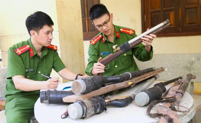 Thông qua các mô hình, lực lượng Công an tỉnh Gia Lai đã thu giữ được nhiều vũ khí, vật liệu nổ, công cụ hỗ trợ trong dân.