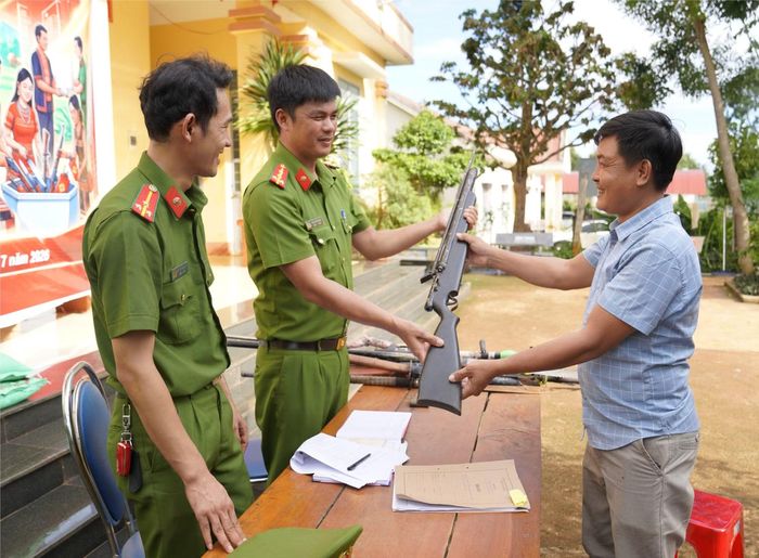 Sau khi được tuyên truyền, vận động, anh Trần Tiến Dũng đã mang khẩu súng đến trụ sở Công an giao nộp.