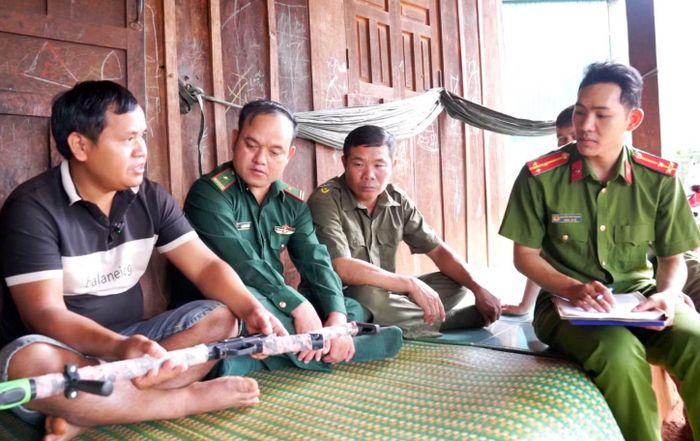 Lực lượng Công an xã phối hợp cùng lực lượng Biên phòng đến từng nhà dân ở vùng sâu, vùng xa vận động người dân giao nộp vũ khí.
