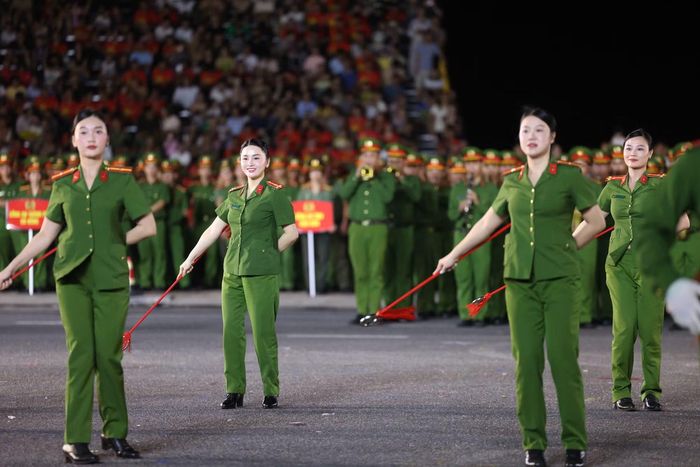 Đoàn Nghi lễ CAND mở màn chương trình bằng màn quân nhạc kết hợp múa súng, múa cờ, tạo khí thế hào hùng trước giờ khai hội.