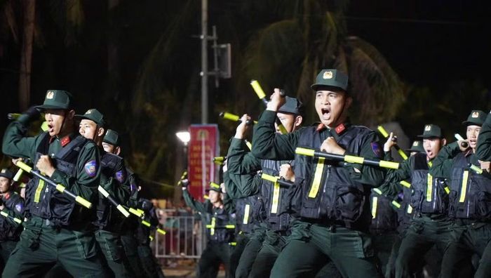 Trung đoàn Cảnh sát cơ động số 4 xếp đội hình dòng chữ “CÔNG AN NHÂN DÂN” và biểu diễn các bài quyền, gậy Tonfa đầy uy lực.