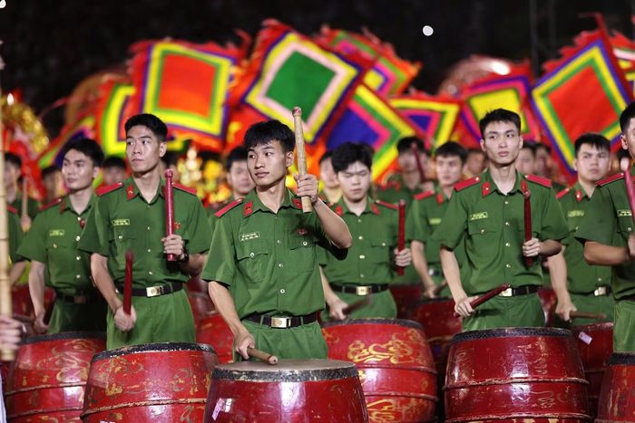 Hơn 2.000 cán bộ, chiến sĩ, học viên cùng nhiều phương tiện, khí tài hiện đại tham gia buổi tổng duyệt Hội thao CAND 2026.