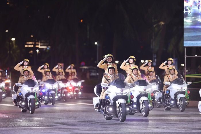 Lực lượng Cảnh vệ và Cảnh sát giao thông biểu diễn kỹ thuật điều khiển mô tô đặc chủng, tái hiện các phương án bảo vệ yếu nhân.