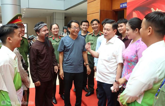Đại tá Lê Mạnh Hùng (thứ 3 từ phải qua), Phó Giám đốc Công an Cà Mau động viên đội thi trước khi bước vào cuộc tranh tài gay cấn.