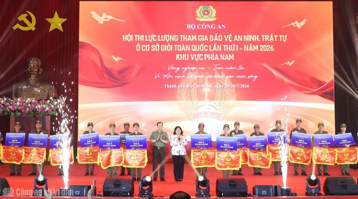Thượng tướng Lê Văn Tuyến, Ủy viên Trung ương Đảng, Thứ trưởng Bộ Công an và Phó Chủ tịch HĐND TP Hồ Chí Minh - Nguyễn Trường Nhật Phượng trao giải cho các đội thi vào ngày 30/7.