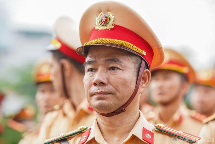 Mồ hôi ướt đẫm khuôn mặt một cán bộ CSGT tham gia buổi kiểm tra điều lệnh.