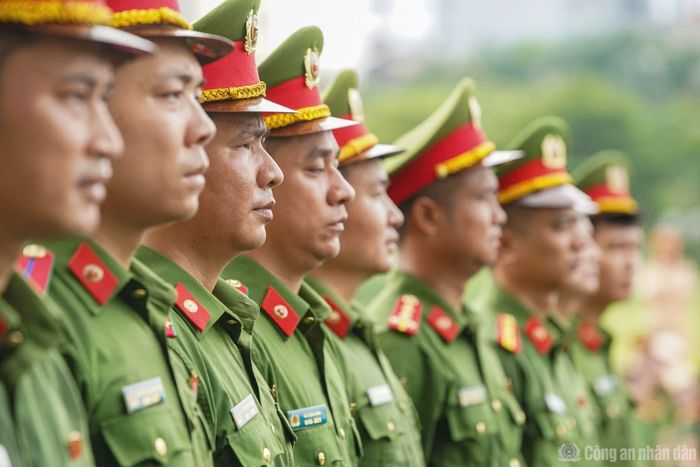 Ở phần kiểm tra điều lệnh đội ngũ, các động tác quay, đi đều, đứng lại, chào và các nội dung đội ngũ được thực hiện đồng bộ, chính xác. Mỗi động tác đều thể hiện sự luyện tập thường xuyên, góp phần xây dựng tác phong chính quy trong thực hiện nhiệm vụ.
