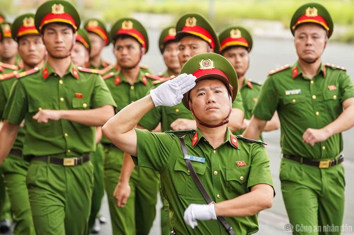 Các khối thực hiện nội dung kiểm tra điều lệnh đội ngũ với đội hình thống nhất, động tác dứt khoát, thể hiện tinh thần chính quy và kỷ luật.