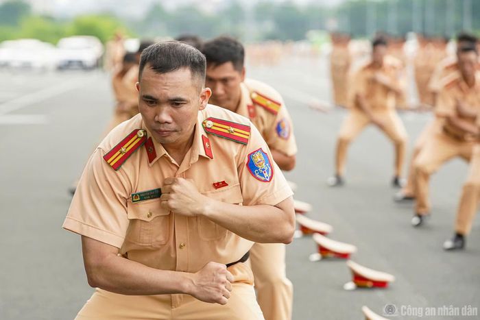 Đặc biệt, phần biểu diễn võ thuật Công an nhân dân thu hút sự chú ý của các đại biểu và cán bộ, chiến sĩ tham dự. Những bài quyền mạnh mẽ, dứt khoát cùng các tình huống khống chế đối tượng, tự vệ, tấn công được thực hiện với tốc độ cao, chính xác, thể hiện sự phối hợp nhịp nhàng và bản lĩnh của lực lượng trực tiếp chiến đấu.