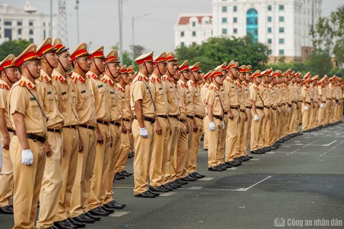 Cán bộ, chiến sĩ Công an Hà Nội tham dự buổi kiểm tra.
