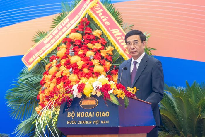 Đại tướng Phan Văn Giang, Phó Thủ tướng Chính phủ, Bộ trưởng Bộ Quốc phòng trình bày tham luận "Phát huy vai trò tiên phong và thực hiện nhiệm vụ trọng yếu, thường xuyên của đối ngoại Việt Nam trong kỷ nguyên mới".