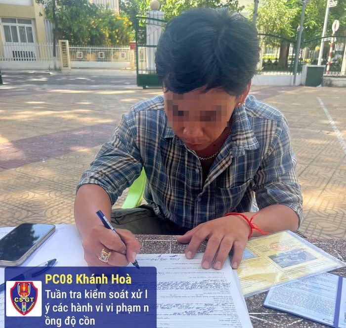 Tài xế Dương Hồng Ph ký tên vào biên bản vi phạm hành chính trên lĩnh vực giao thông đường bộ.