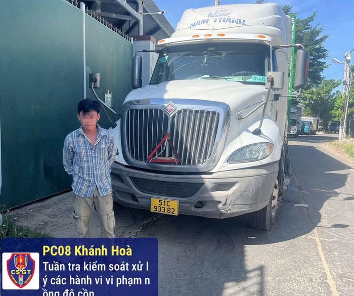 Tài xế Dương Hồng Ph và xe đầu kéo BKS 51C-933.82 tại thời điểm kiểm tra hành chính.