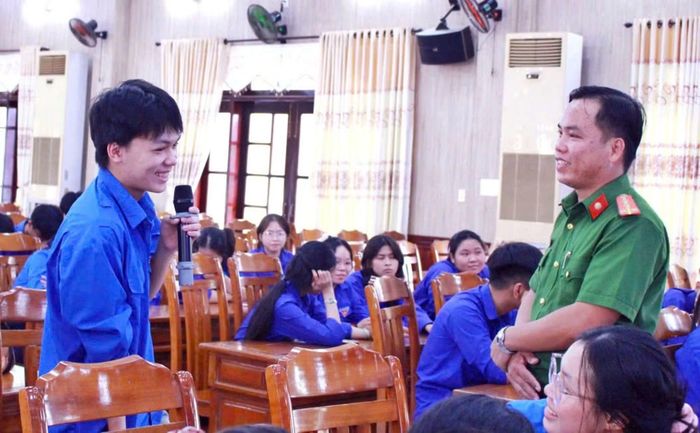 Cán bộ Công an phường Điện Bàn tuyên truyền pháp luật cho thanh, thiếu niên.