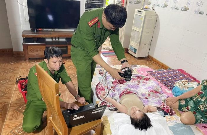 Lực lượng Công an phường Điện Bàn đến tận nhà thu nhận hồ sơ cấp căn cước cho những người yếu thế.