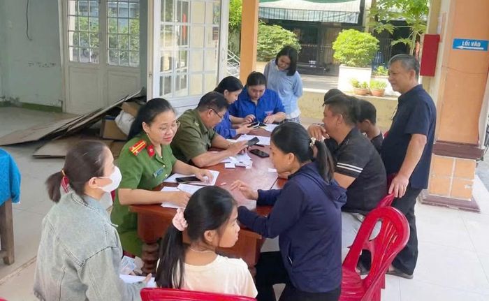 Công an phường Điện Bàn chủ trì, phối hợp với các đơn vị liên quan triển khai Chiến dịch “Mùa hè số cùng VNeID, hướng dẫn công dân số, đồng hành cùng nhân dân thực hiện Đề án 06”.