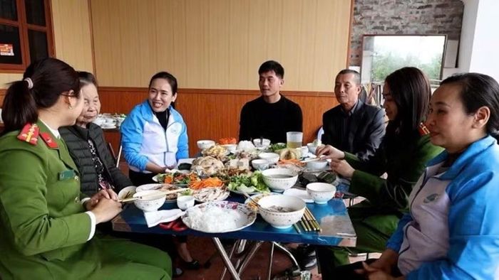 Cán bộ Công an ăn Tết với bà con để tuyên truyền, vận động người dân thực hiện đúng các chủ trương, đường lối của Đảng và Nhà nước.