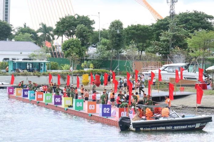 Các vận động viên tranh tài quyết liệt ở nội dung bơi bao gói có súng AK trên mặt nước mở.