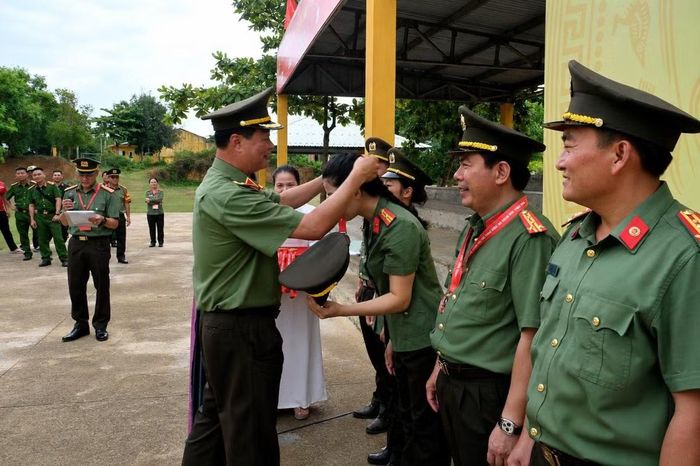 Thiếu tướng Lê Hồng Hiệp trao thưởng cho các tập thể và cá nhân đạt thành tích xuất sắc.