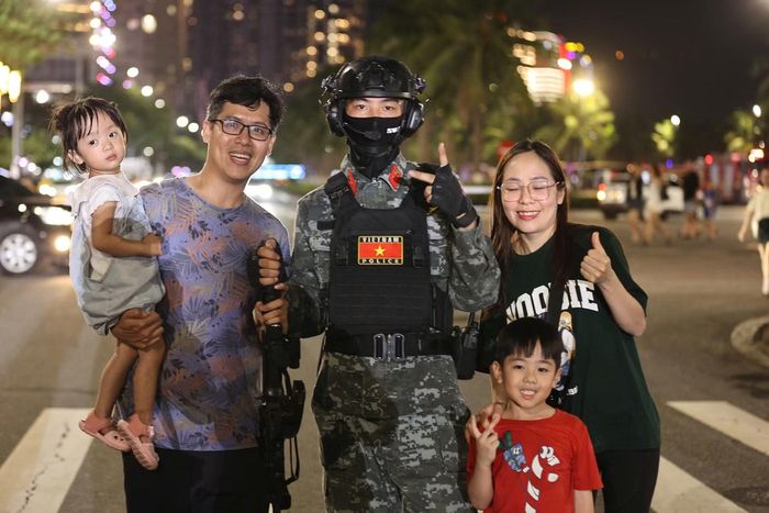 Đông đảo người dân và du khách lưu lại những khoảnh khắc đáng nhớ cùng cán bộ, chiến sĩ CAND.